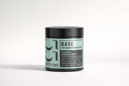 BASE Multivitamin- und Mineralstoffkomplex von Fifty Five – tägliches Vitamin- und Mineralstoff-Supplement im Promotion Header – Moodshot