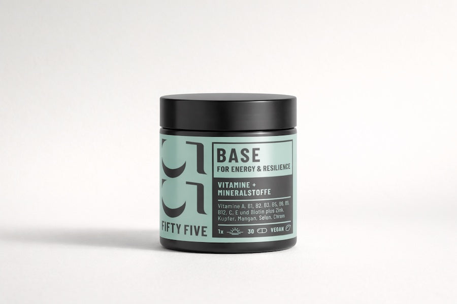 BASE Multivitamin- und Mineralstoffkomplex von Fifty Five – tägliches Vitamin- und Mineralstoff-Supplement im Promotion Header – Moodshot