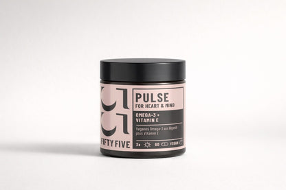 PULSE veganes Omega-3 plus Vitamin E von Fifty Five – veganes Premium Supplement für Herz und Verstand im Promotion Header – Moodshot